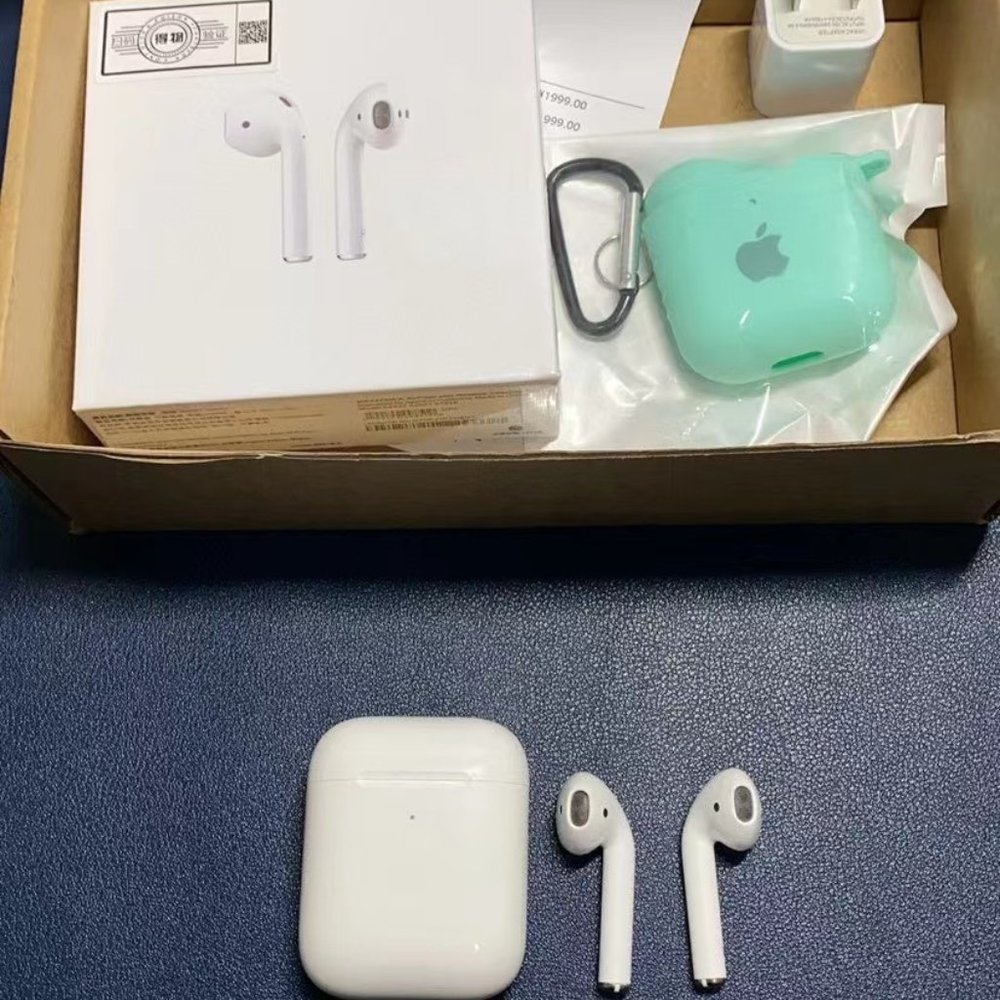 NEW AirPods True Wireless Bluetooth Headphones (2nd Gen) w/Charging Case - Picture 1 of 6